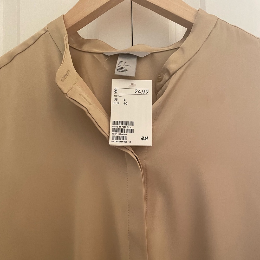 Beautiful Brand new with tags H&M Band collar blouse V-shaped opening at front.